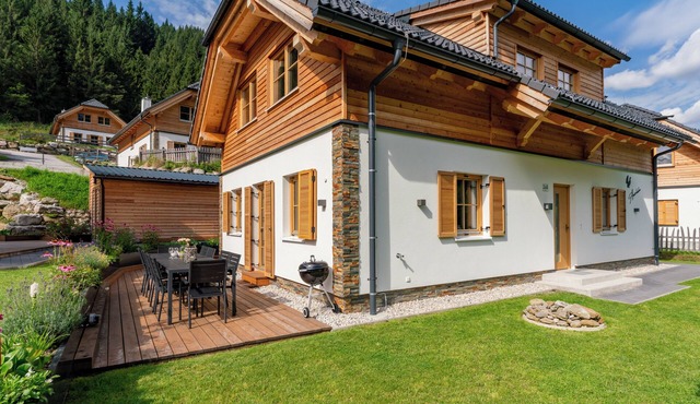 Detached chalet with wood-burning stove & sauna
