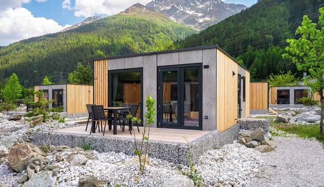 Discover the Stanzertal Cabin at Camping Arlberg, a modern and sustainable accommodation with views of the Alps. Comfort, nature, and style come together for an unforgettable holiday, perfect for any season.