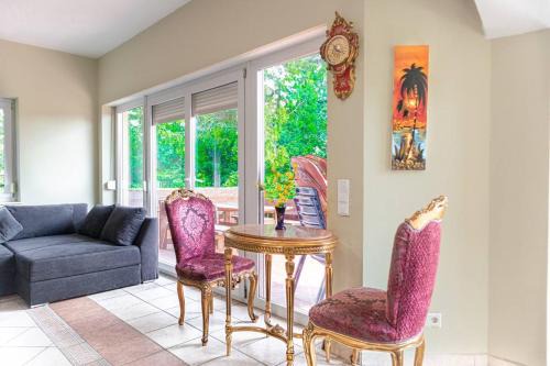 Double Room in an elegant House GD