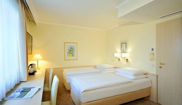 Double room standard with shower and bath, toilet - clipper, hotel