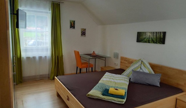 Dreibettzimmer, Dusche, WC, Bergseite - Gasthof zum Postwirt