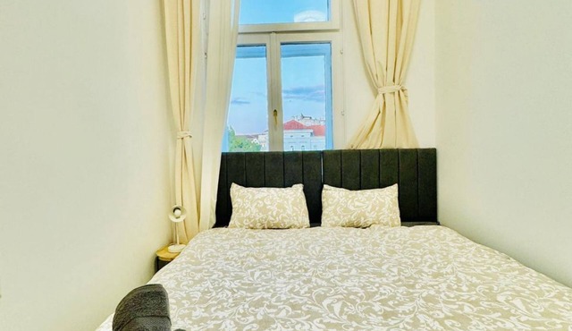 Elegant 4BR Apt, Prime Location Near Westbahnhof