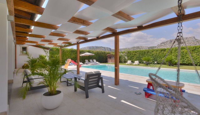 Elegant and modern villa in the countryside with private pool and tennis court in Floridia