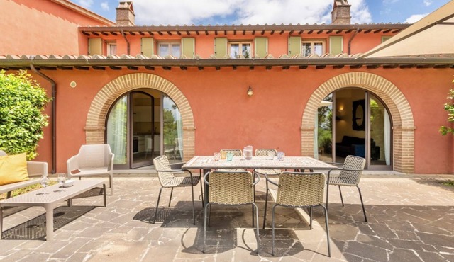 Elegant and spacious two-storey villa of 156 m2 consisting of a large living room, kitchen complete with dishwasher, microwave oven, electric oven, coffee machine, kettle, fridge and freezer.Indoor and outdoor dining area, a master double bedroom with pr in Trequanda