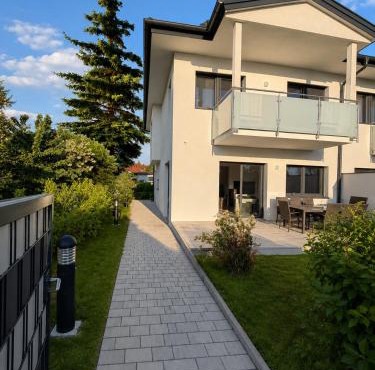 elegant house with garden near Vienna
