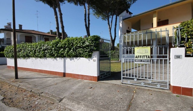Elegant villa on the ground floor with large garden, beautiful porch with grill in Lido delle Nazioni