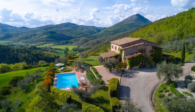 Farmhouse in Umbria with private pool, sleeping up to 12 people. in San Giovanni del Pantano