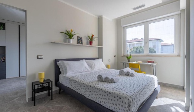 GuestHost - Elegant Seaside Apartment with Pool and Parking in Calambrone