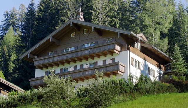 Holiday apartment with pool and sauna in the house