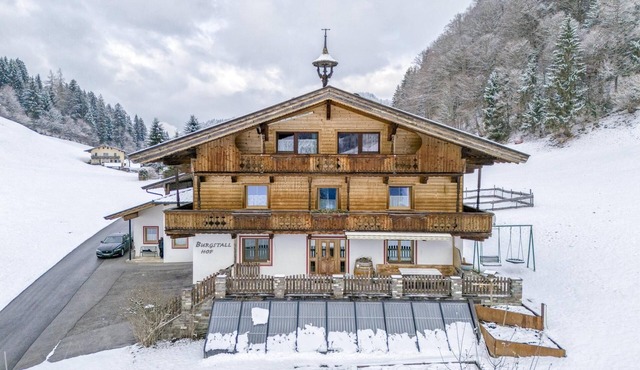 Holiday home with mountain view