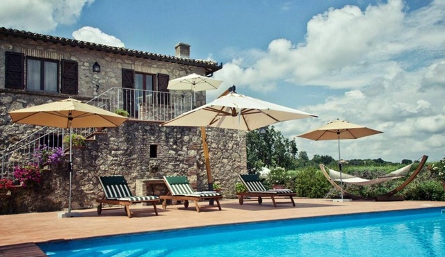 holiday vacation large villa rental italy, umbria, orvieto, near rome, countryside, pool, views, internet wi-fi, air con in Baschi