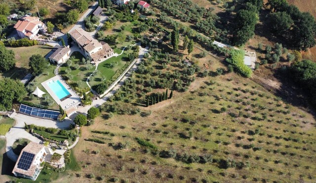 Il Greggio: 3ha Estate, Heated Pool, A/C Bedrooms, Walk to Village in Avigliano Umbro