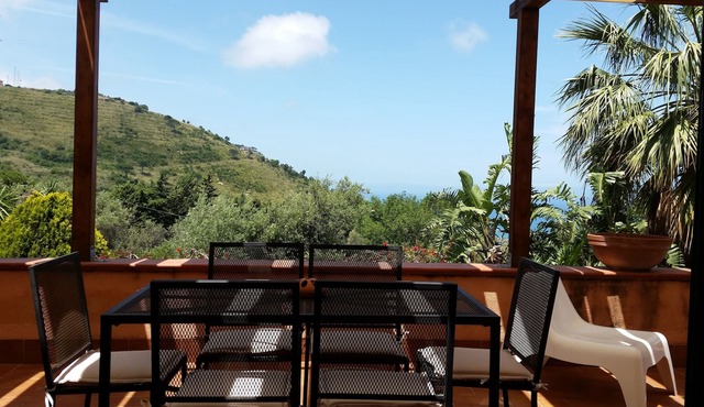 In Cefalù, a relaxing villa surrounded by a green garden with a terrace overlooking the sea in Cefalù