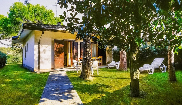 Independent villa with large fenced garden in Bibione