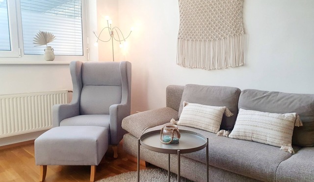 Innenstadt Ferienwohnung mit Parkplatz & Veranda. Haustierfreundlich!