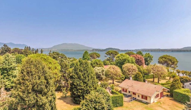 Large lakeside villa in Lesa