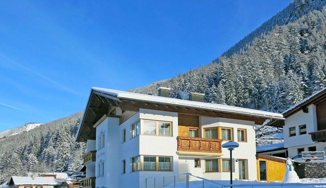 Lovely apartment for 13 guests with WIFI, TV and balcony