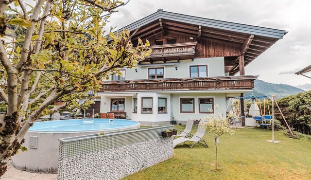 Lovely apartment for 8 people with WIFI, pool, TV, balcony and pets allowed