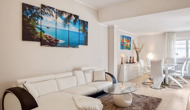 Luni Mare Bright Terrace Flat With Parking in Luni Mare