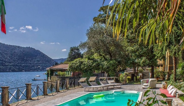 Luxurious waterfront private villa in Moltrasio