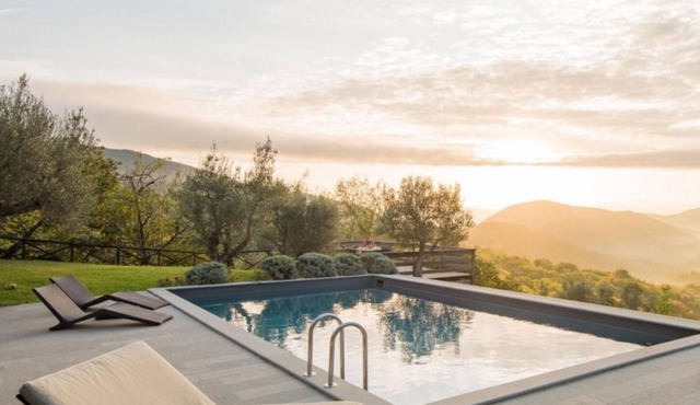 Luxury villa inside a big estate. Airco, heated pool in Perugia