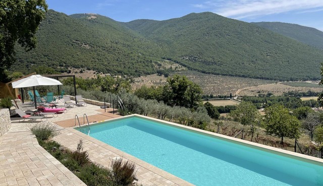 Luxury Villa with Pool and Views in Umbria in Spoleto