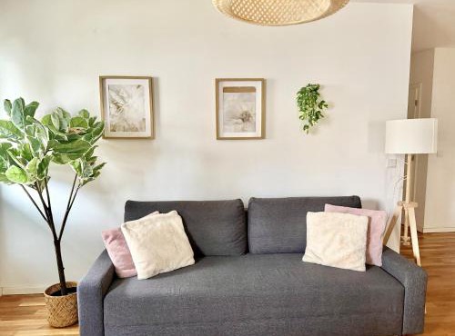 Modern 2-Bedroom Apartment with Free Parking
