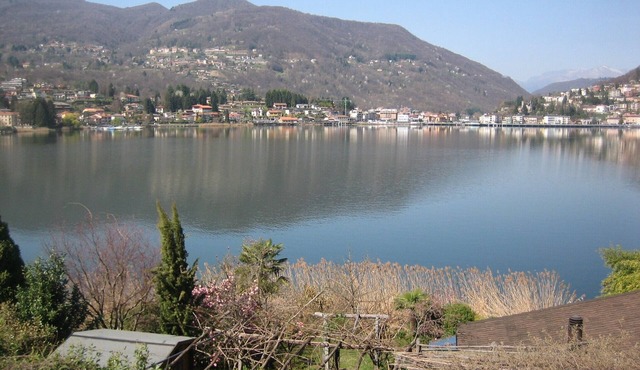 Modern, comfortable loft apartment, right on the lake and Monte Caslano. in Caslano