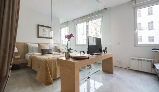 Modern Designer Studio, 5-Min Walk to Wien Mitte