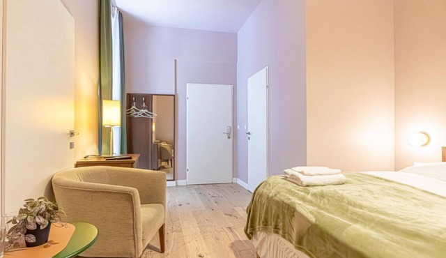 Modern Room with Private Bath | Mariahilferstraße