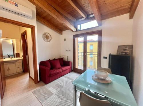 Moderno con Design caldo e accogliente, con parcheggio gratuito e balcone privato, vicino a Fiere, Eventi e Concerti in Milan