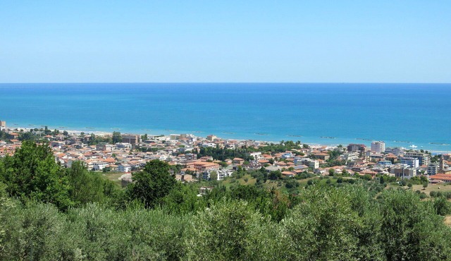 Nice apartment in villa for 4 guests with WIFI, A/C and TV in Roseto Degli Abruzzi