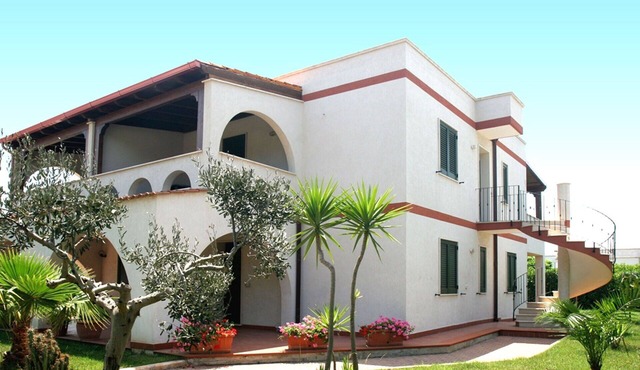 Nice apartment with A/C, WIFI, TV, patio, pets allowed and panoramic view, close to Ostuni in Specchiolla