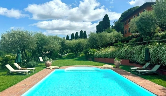 Orpheus & Eurydice House in a splendid estate with a pool on the hills of Lucca in Lucca