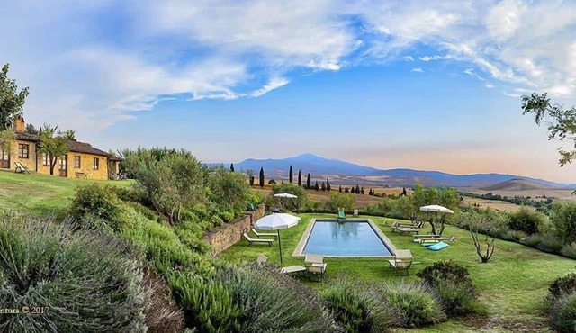 Panoramic Scaled Villa With Amazing Deep Blue Pool in Monticchiello