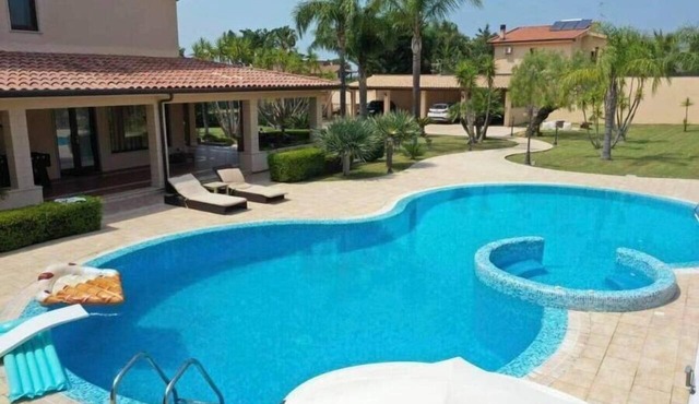Private Oasis Villa: Elegant Villa with a Private Pool and Outdoor Areas in borgetto