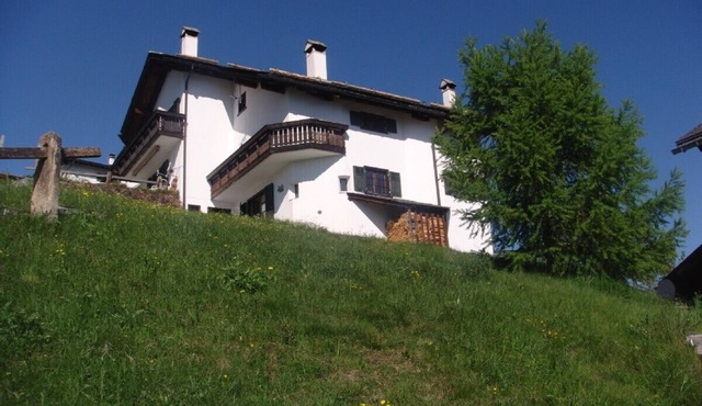 Quiet, mountain view, oven, fireplace, whirlpool & sauna, 15 min to ski regions in Stierva