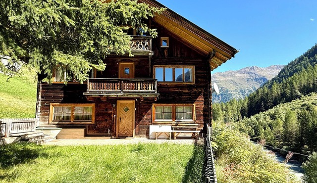 Rustic farmhouse for up to 6 guests – sauna, mountain views & tranquility