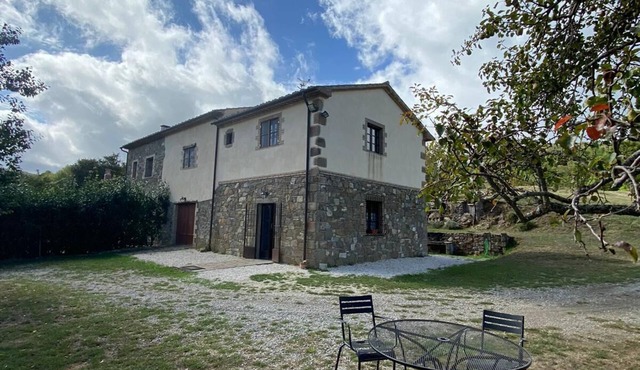 Rustic immersed in a centuries-old chestnut grove in Le Macchie