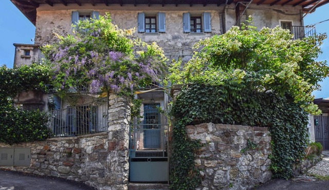 Seventeenth-century house on 2 floors, with Turkish bath and courtyards, 1km from Lake Orta. in Monte San Giulio