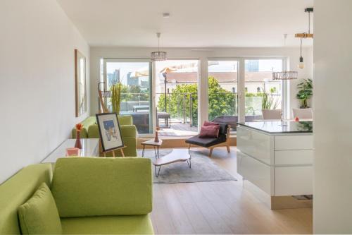 SkyLine Apartment mit Terrasse close to Lakes