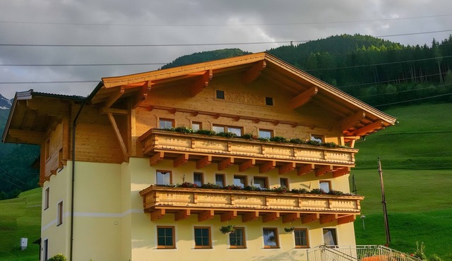 Sonnberg Apartment – Cozy Retreat with Mountain Views in Mittersill