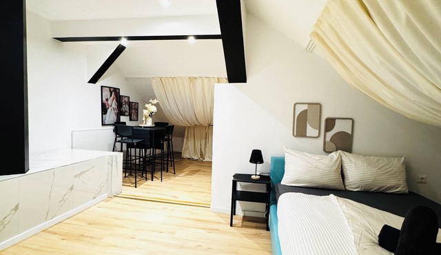 Spacious 5BR Apartment Near Liesing