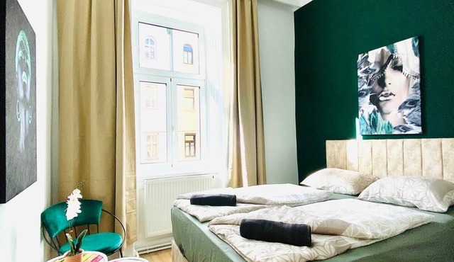 Spacious 8BR Apt with Terrace 16P