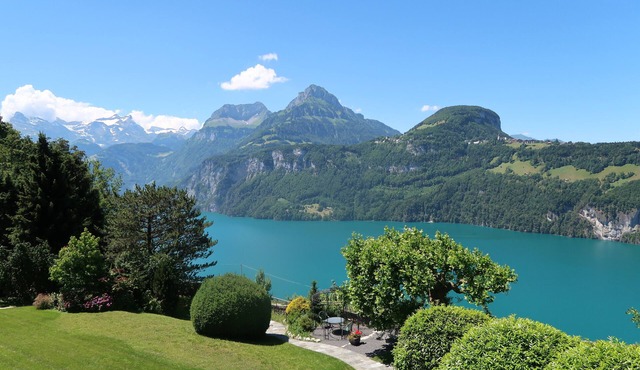Spacious apartment in a unique location directly above Lake Lucerne in Morschach