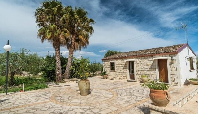 Splendid luxury residence converted from an old farmhouse with swimming pool and barbecue area, . in Modica