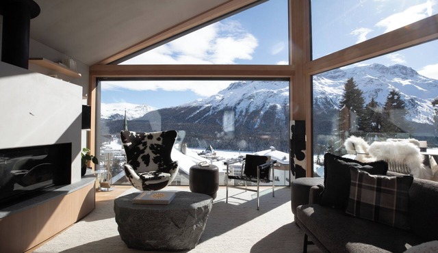 (St Moritz)Villa Volt 4 Suites +Pool+Spa+Gym (Bitcoin powered) in Sankt Moritz