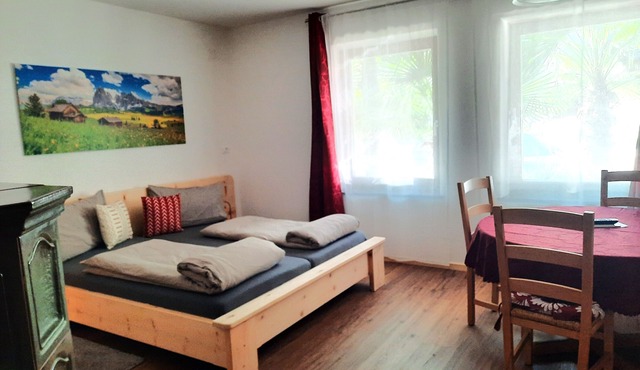 Studio Apartment 'Peter Paul Domblick Erdgeschoss' with Mountain View and Shared Garden in Eppan an der Weinstrasse