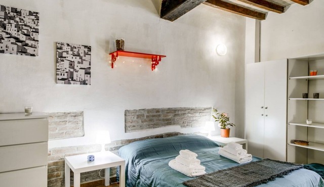 Studio located on the ground floor of a building from 1900.In 35 square meters of space it accommodates up two people with a double sofa bed.In a quiet and residential location, right in the center.We are located within the ZTL (limited traffic area).Con in Parma