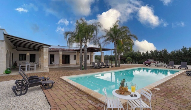 Stunning private villa for 12 guests with A/C, private pool, WIFI and TV, close to Ostuni in San Vito Dei Normanni
